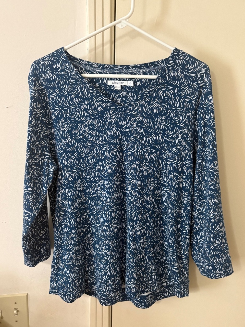 Chico's Navy Blue & White Swirl Print tee top with three-quarter 3/4 sleeve Sz 2